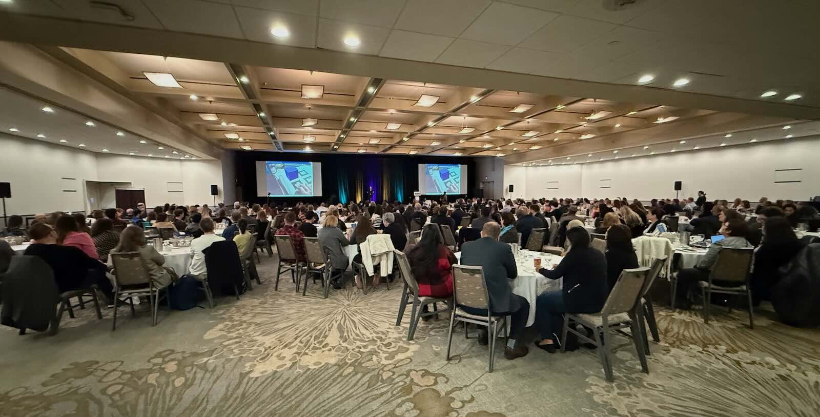 The main stage room at I4PL boasted over 30 roundtables with engaged attendees focused on the keynote stage and interactive presentations.